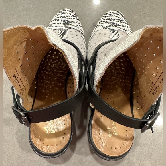 Maciejka zebra sandals - Picture 3 of 7